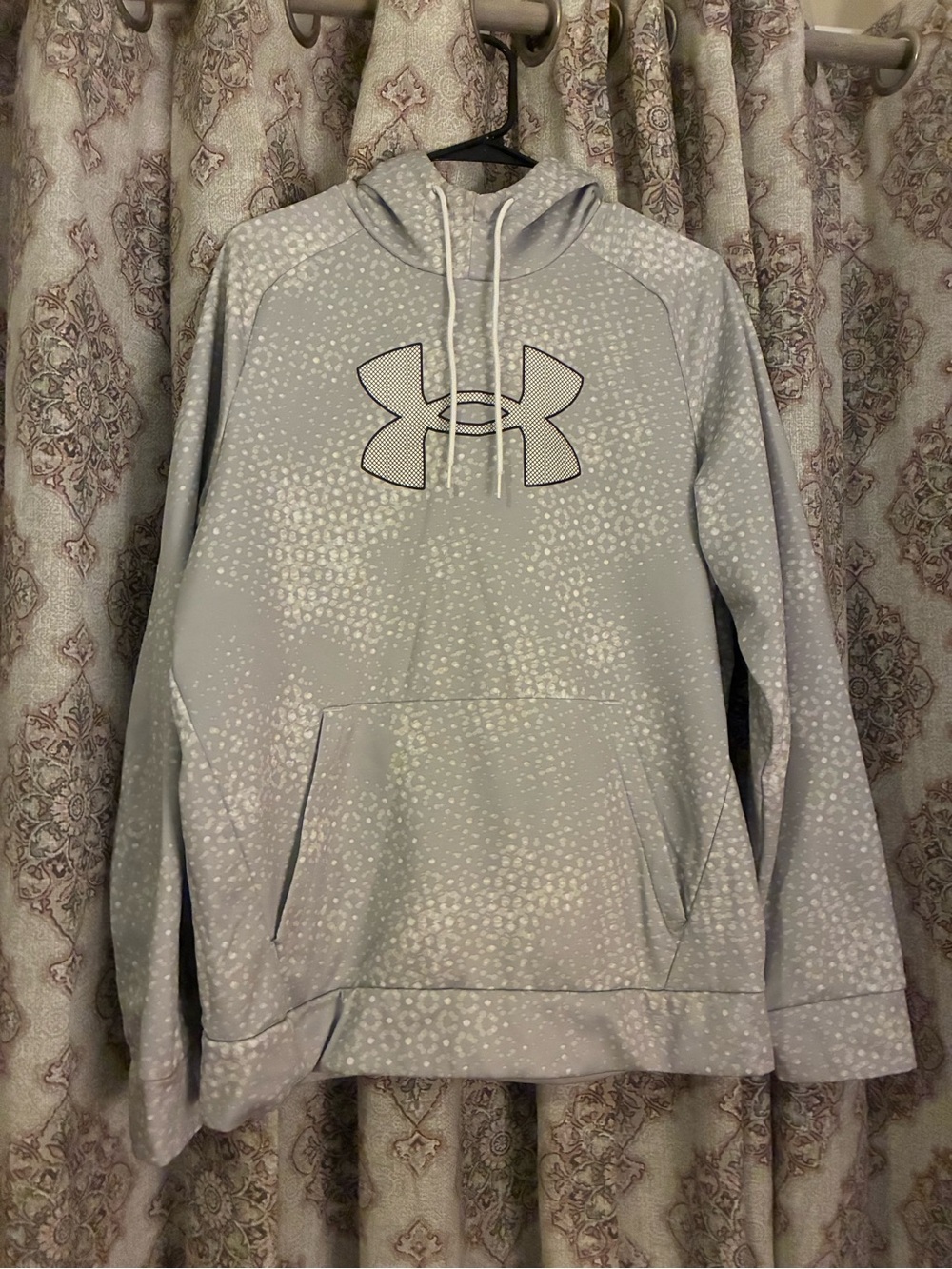 Under Armour Men’s Light Gray Pullover Hoodie with Subtle Dot Pattern